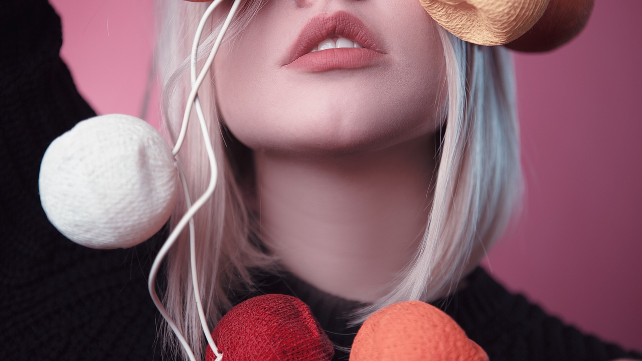 young-woman-g63e5ff6cf_1280.jpg